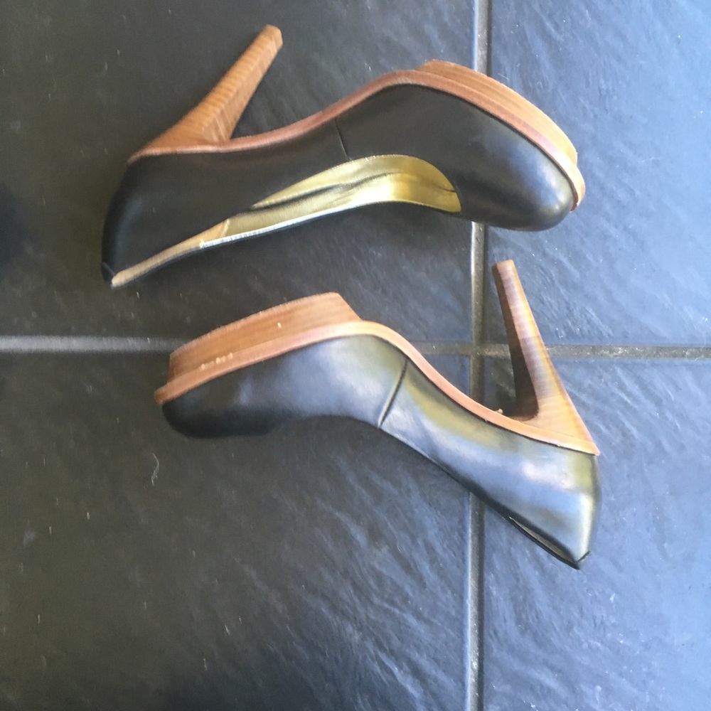 Leather pumps